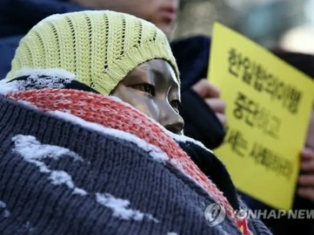 ソウルの日本大使館前に設置されている慰安婦被害者を象徴する少女像＝２９日、ソウル（聯合ニュース）