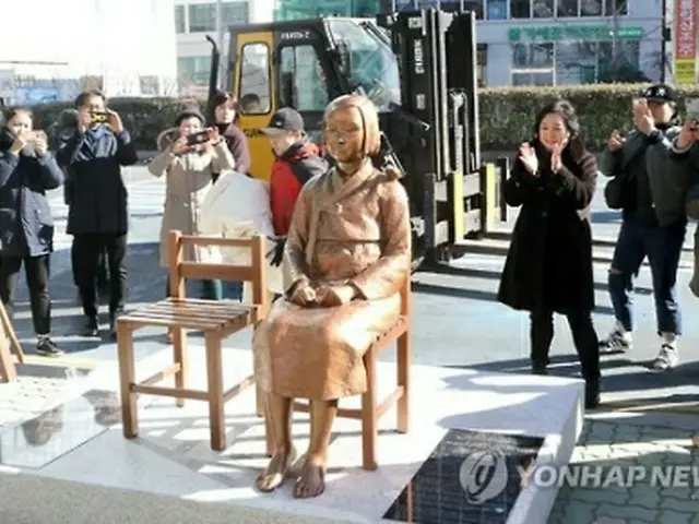 区から返還され、日本総領事館前に再設置された少女像＝３０日、釜山（聯合ニュース）