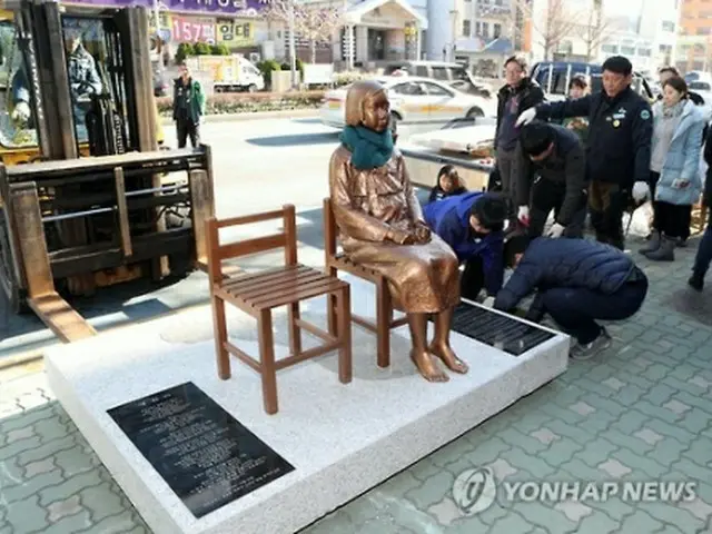 在釜山日本総領事館前の公道に設置された少女像＝３０日、釜山（聯合ニュース）