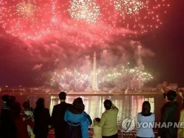 花火を見る北朝鮮住民＝（聯合ニュース）