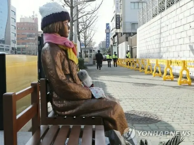 日本総領事館前に設置されている少女像＝２日、釜山（聯合ニュース）