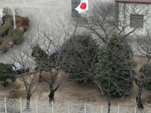 日本総領事館前の歩道に設置されている少女像＝６日、ソウル（聯合ニュース）