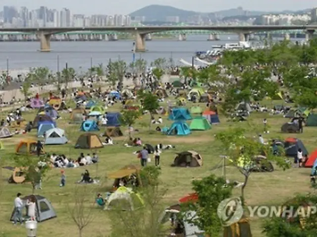 昨年5月、市民でにぎわう週末の漢江公園=(聯合ニュース)