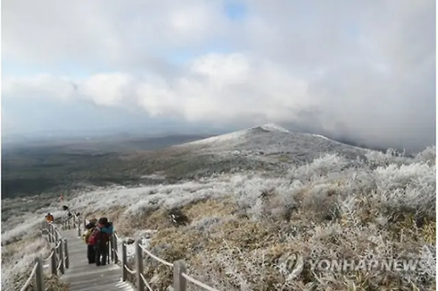 雪に覆われた漢拏山＝（聯合ニュース）