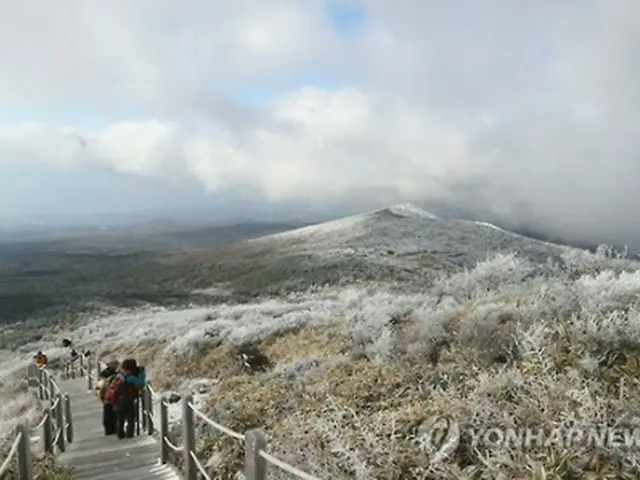 雪に覆われた漢拏山=(聯合ニュース)