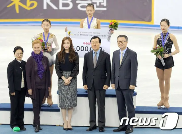 キム・ヨナ、「全国男女フィギュアスケート選手権」で受賞選手らと記念撮影