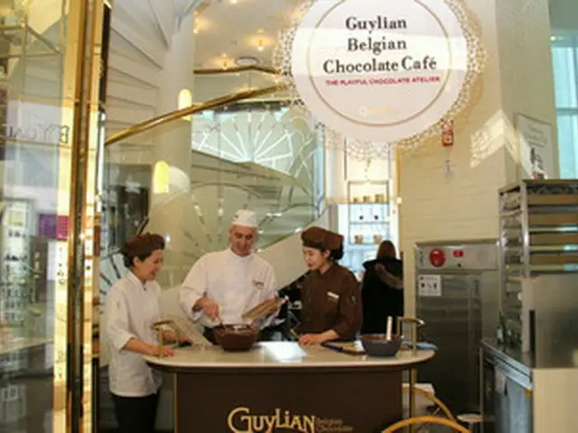 韓国・ロッテ製菓が運営するカフェ「Guylian」は12日、ベルギーのチョコレートの名匠であるLudwig De Keselを招待したと明らかにした。（提供:news1）