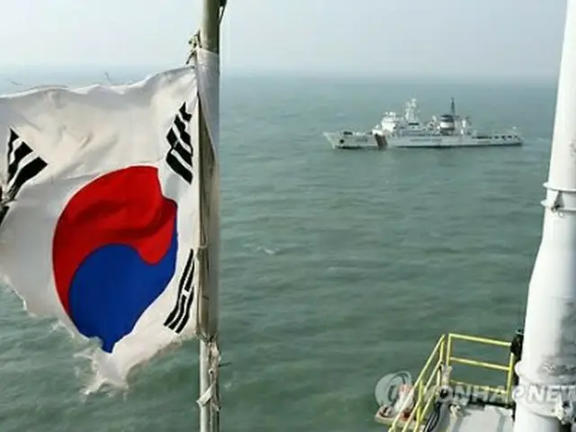 離於島科学基地の太極旗（韓国の国旗）と警備艦（資料写真）＝（聯合ニュース）