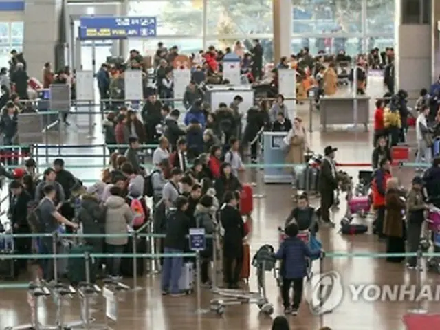 旅行客で混み合う仁川国際空港＝（聯合ニュース）