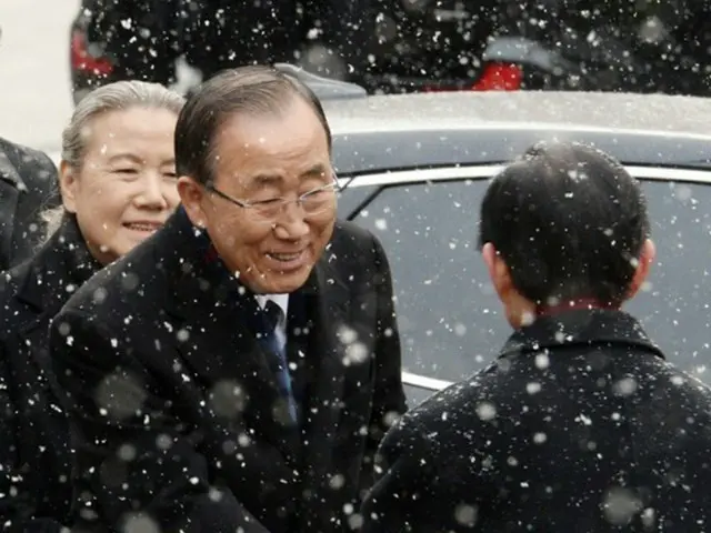 潘基文前国連事務総長、国立墓地を参拝 「韓国の跳躍のため最善尽くす」