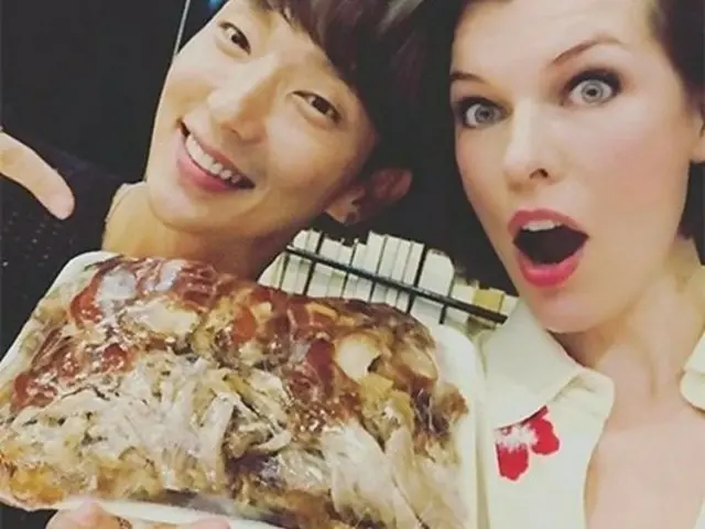 ハリウッド女優ミラ・ジョヴォヴィッチ（41）と韓国俳優イ・ジュンギ（34）の“豚の醤油煮（チョッパル）認証ショット”が話題だ。（提供:news1）
