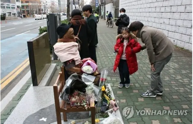 釜山の日本領事館前の歩道に設置された少女像＝８日、釜山（聯合ニュース）
