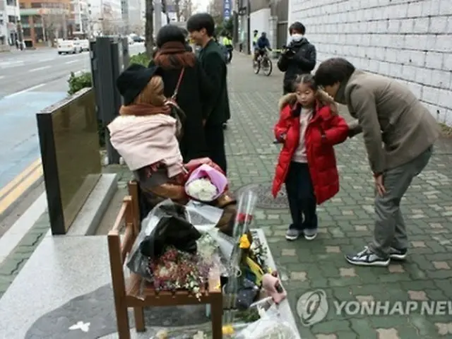 釜山の日本領事館前の歩道に設置された少女像＝８日、釜山（聯合ニュース）