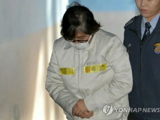 ソウル中央地裁に到着した崔被告=13日、ソウル(聯合ニュース)