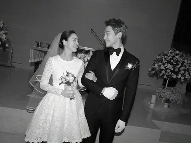 韓国歌手兼俳優Rain(ピ、34)と女優キム・テヒ（36）が結婚式の写真を公開した。