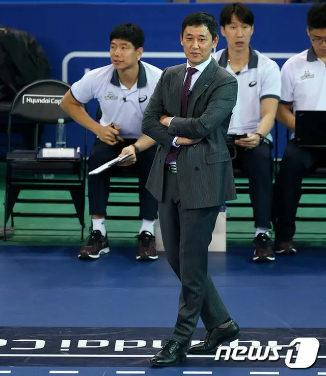 試合中、選手を撤収させた韓国のバレーボールチーム「現代キャピタル・スカイウォーカーズ」チェ・テウン監督（40）が制裁を受けた。