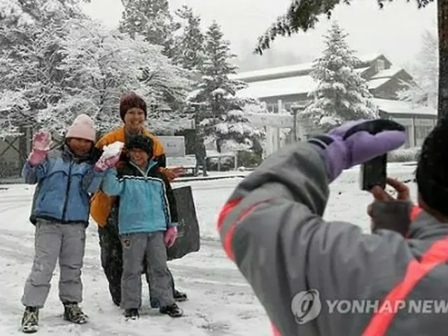 韓国の冬を楽しむ観光客＝（聯合ニュース）