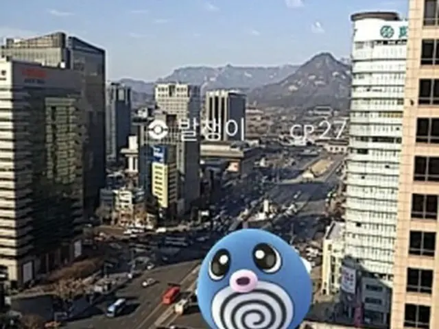 ソウル都心の光化門広場でプレーした「ポケモンGO」=24日、ソウル(聯合ニュース)