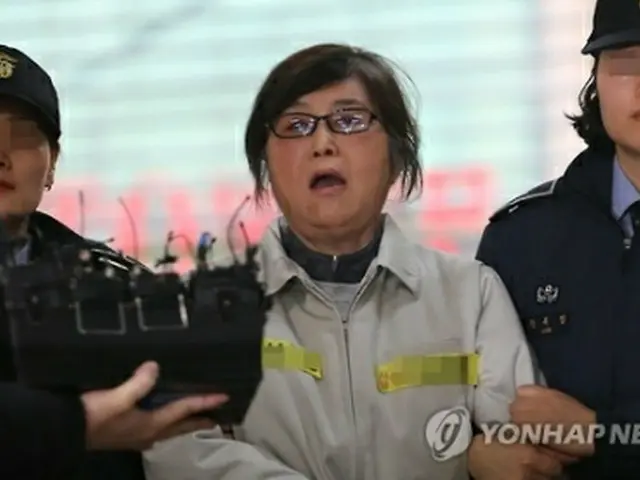 特別検察官の事務所に護送される崔被告=25日、ソウル(聯合ニュース)