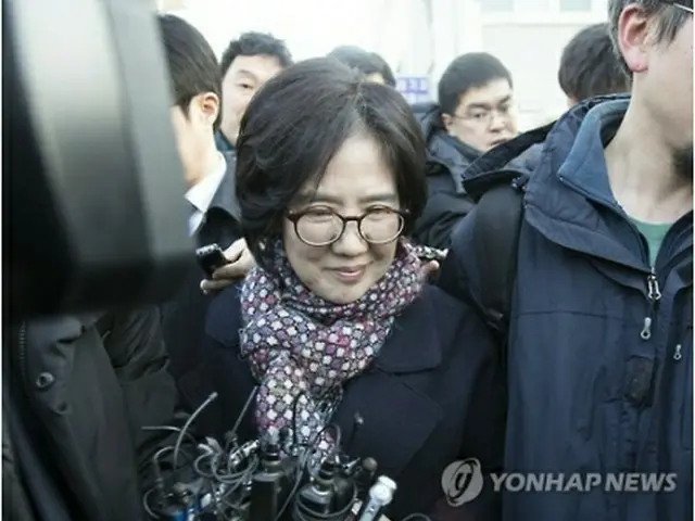 判決後、ソウル東部地裁を出る朴氏=25日、ソウル(聯合ニュース)