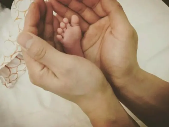 歌手キム・ウォンジュン、第一子誕生して初の写真公開 「すでに親バカ」（提供:news1）