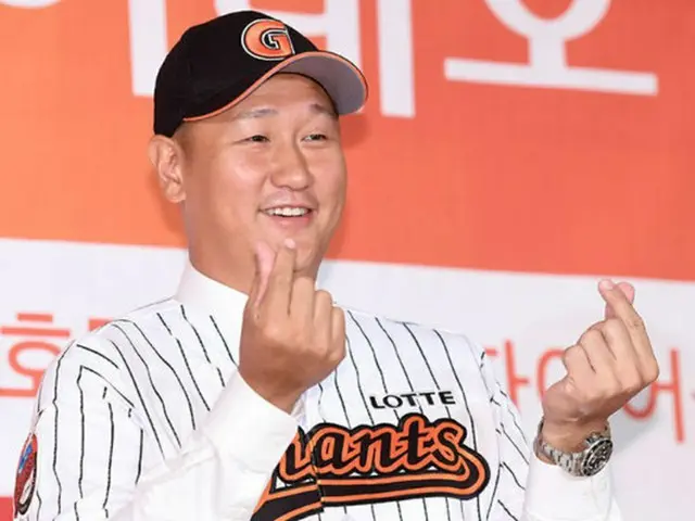 韓国のプロ野球選手イ・デホ（李大浩、34）が30日午前、ソウル蚕室ロッテホテルワールドで開かれたロッテ・ジャイアンツ入団式に出席した。
