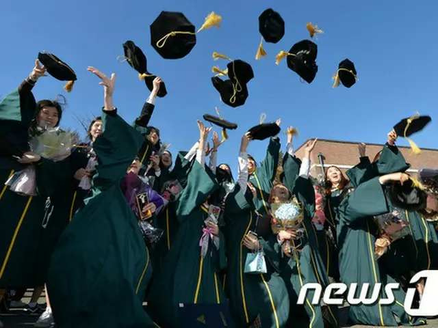 2日午前、ソウル・冠岳区（クァナクク）ムニョン女子高等学校で第23回卒業式がおこなわれた。卒業生たちが学士帽を空高く投げるパフォーマンスをおこなった。