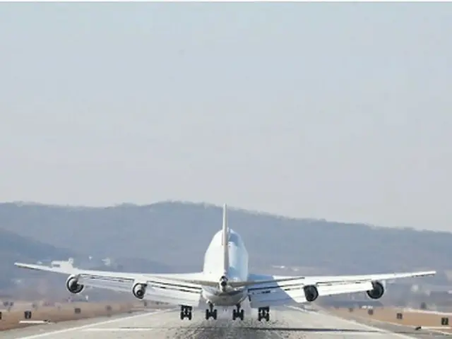 マティス氏が搭乗した専用機が烏山基地に着陸している＝２日、平沢（聯合ニュース）