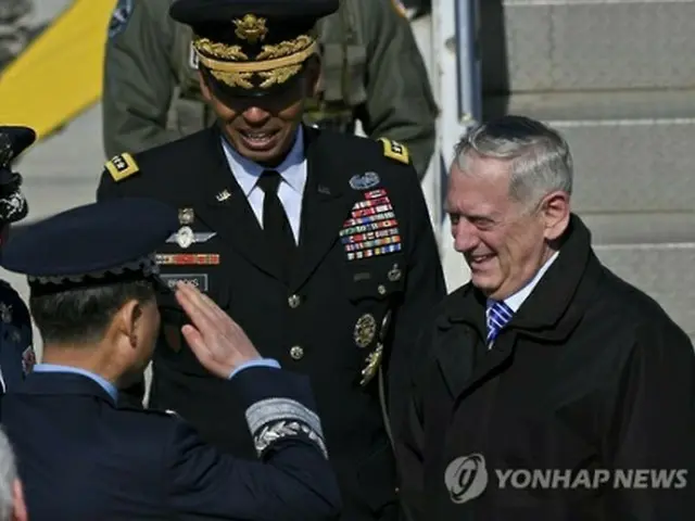 烏山空軍基地に到着したマティス氏（右、在韓米軍第８軍司令部提供）＝２日、烏山（聯合ニュース）