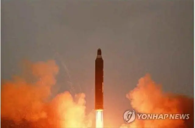 北朝鮮が昨年公開した中距離弾道ミサイル「ムスダン」発射実験の様子＝（聯合ニュース）