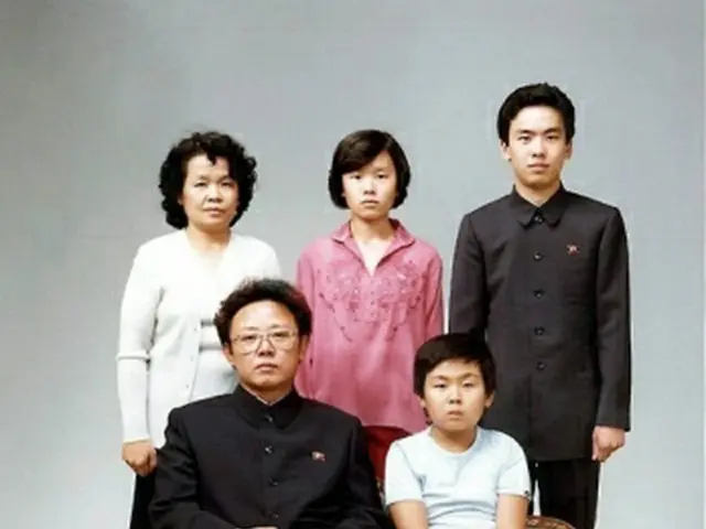 １９８１年に撮影された家族写真。故金正日総書記（前列左）の隣に座った金正男氏＝（聯合ニュース）