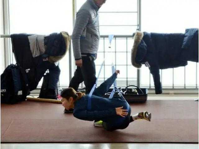 リンクで練習できず廊下で調整する女子選手＝１７日、札幌（聯合ニュース）