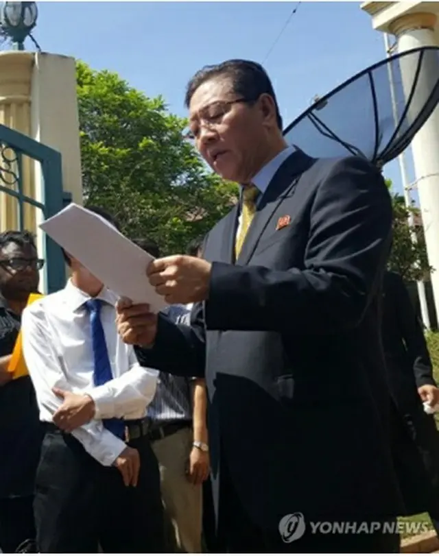 北朝鮮のカン・チョル駐マレーシア大使がクアラルンプールの北朝鮮大使館前で記者会見を開き、金正恩（キム・ジョンウン）朝鮮労働党委員長の異母兄、金正男（キム・ジョンナム）氏の殺害事件の捜査が政治的に進められていると主張し、「マレーシア警察の捜査