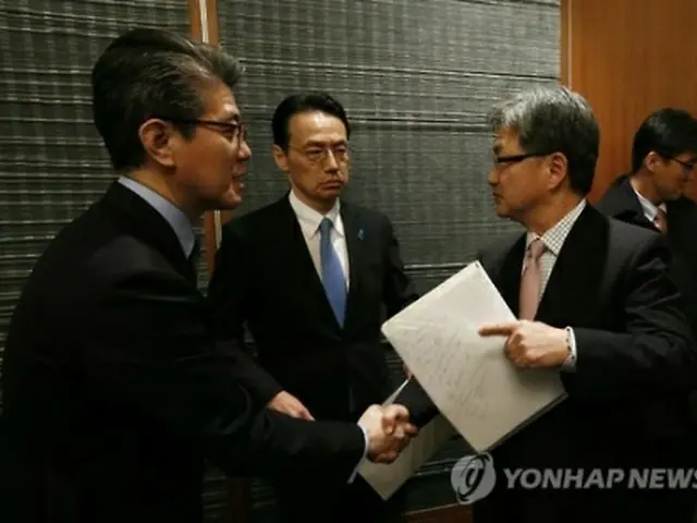 昨年１２月にソウルで会合を行った（左から）金ホン均氏、金杉氏、ジョセフ・ユン氏＝（聯合ニュース）