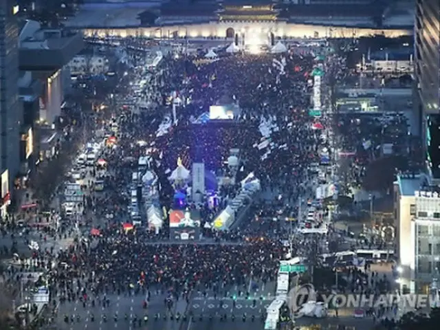 光化門広場で開かれた朴大統領の罷免を求める集会＝１８日、ソウル（聯合ニュース）