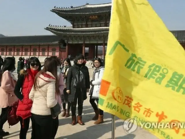 ソウル中心部にある朝鮮王朝時代の王宮、景福宮を訪れた中国人観光客＝３日、ソウル（聯合ニュース）