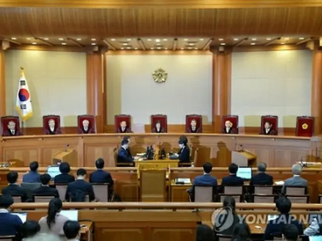 憲法裁で宣告を下す８人の裁判官＝１０日、ソウル（聯合ニュース）