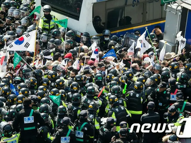 10日、韓国憲法裁判所近くで行われた保守団体側による大規模集会で、一部の参加者の過激デモが続く中、警察関係の負傷者が計33人に達したことがわかった。（提供:news1）
