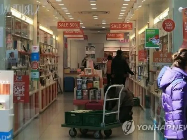 中国が自国の旅行会社に韓国旅行商品の取り扱い中止を指示したことから、訪韓中国人が急減した。ソウルの繁華街にある化粧品小売店は閑散としている（資料写真）＝（聯合ニュース）