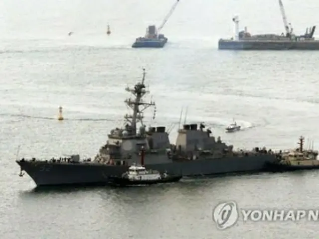 釜山港に入港する米海軍のイージス駆逐艦「バリー」＝２６日、釜山（聯合ニュース）
