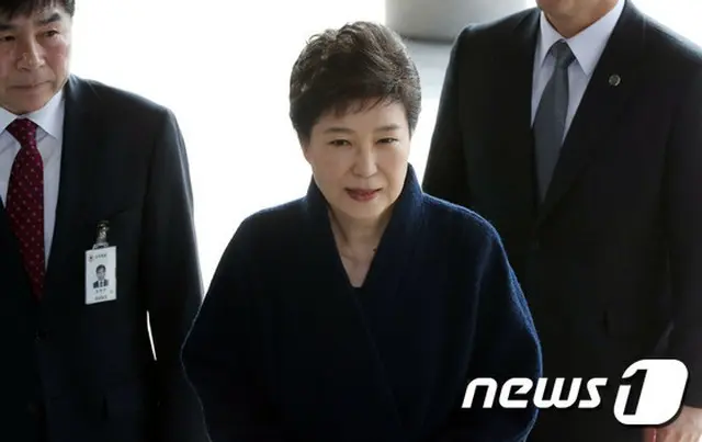 韓国検察は27日、収賄や職権乱用などの容疑が持たれている朴槿恵（パク・クネ）前大統領の逮捕状を請求した。