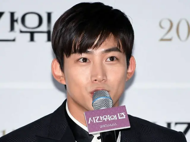 韓国アイドルグループ「2PM」のメンバーで俳優のオク・テギョン（28）が“司祭服”を着たカン・ドンウォン（36）との比較について「ありがたいこと」と述べた。