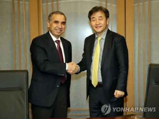 握手を交わす朴社長（右）と駐韓ヨルダン大使＝２８日、ソウル（聯合ニュース）