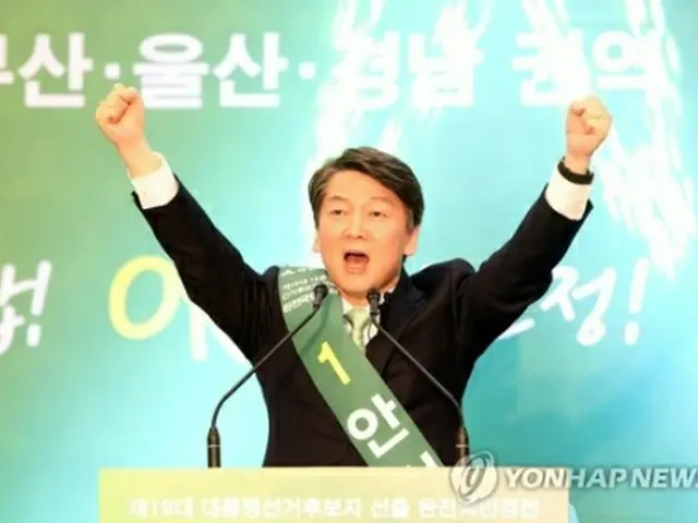 演説会で支持を訴える安氏＝２８日、釜山（聯合ニュース）