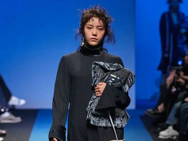 韓国ガールズグループ「AOA」ヘジョンがソウルファッションウィークのランウェイを華やかに輝かせた。（提供:OSEN）