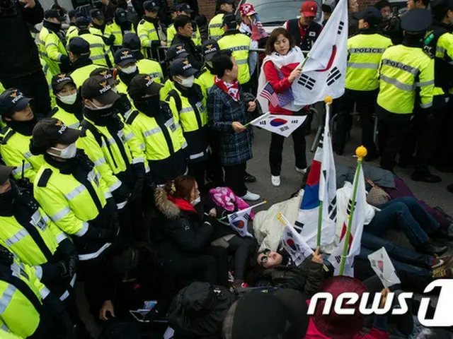 30日午前、韓国の朴槿恵（パク・クネ）前大統領（65）の自宅前で現場取材陣の顔や体にコーヒーを振りかけた支持者が警察に逮捕された。