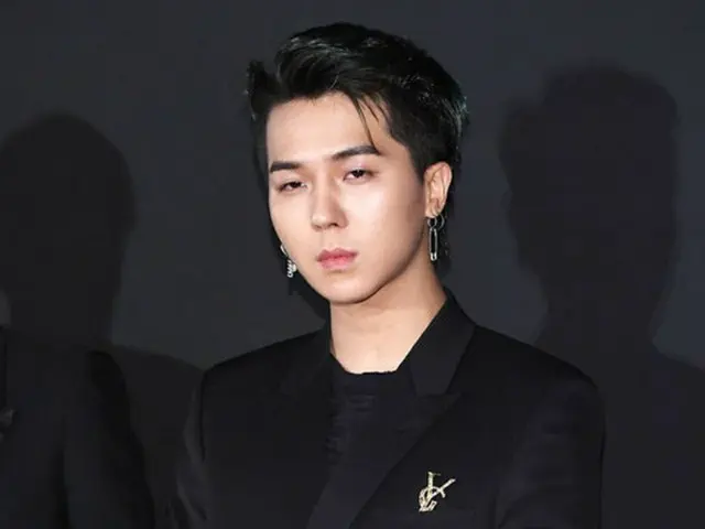 カムバックを控えた「WINNER」のソン・ミンホが、首に炎症が起こり、物理療法を受けていることが分かった。(提供:OSEN)