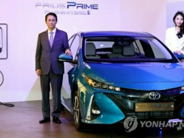 トヨタが韓国で発売した「プリウス・プライム」＝１１日、ソウル（聯合ニュース）