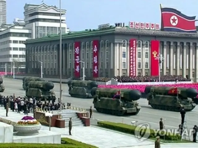 北朝鮮が１５日、故金日成（キム・イルソン）主席の生誕１０５年（太陽節）に合わせ、平壌で大規模な軍事パレード（閲兵式）を開催した。朝鮮中央テレビはこの日午前１０時５分（日本時間）からパレードの様子を生中継した＝１５日、ソウル（聯合ニュース）(