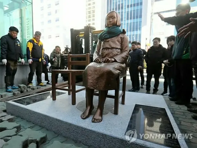 釜山の日本総領事館前に設置されている少女像（資料写真）＝（聯合ニュース）